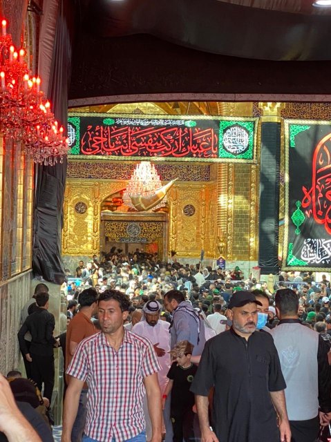 الملايين من الزائرين تواصل زحفها مشيا الى كربلاء ل