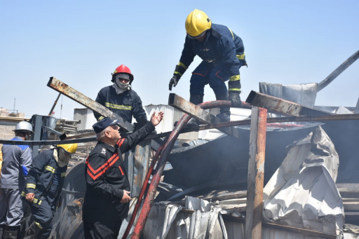   20 فرقة إطفاء تسيطر على حريق كبير داخل مخزن الزي
