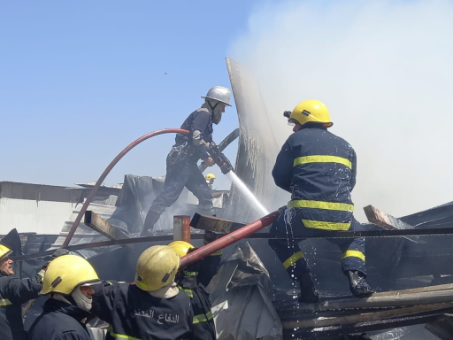   20 فرقة إطفاء تسيطر على حريق كبير داخل مخزن الزي