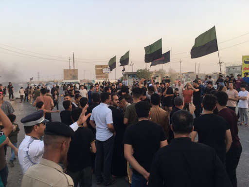متظاهرون يقطعون الطريق الرابط بين البصرة وبغداد في