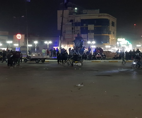 متظاهرون محتجون يسيطرون على ساحة الحبوبي وسط الناص