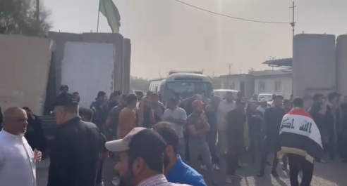 العاملون باجور يومي يغلقون بوابة شركة نفط بالبصرة 