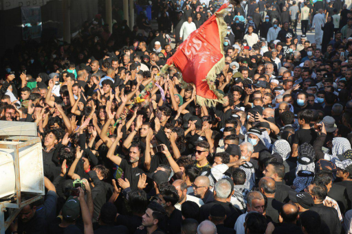 الاف الزائرين يحيون ذكرى استشهاد الإمام الحسن العس