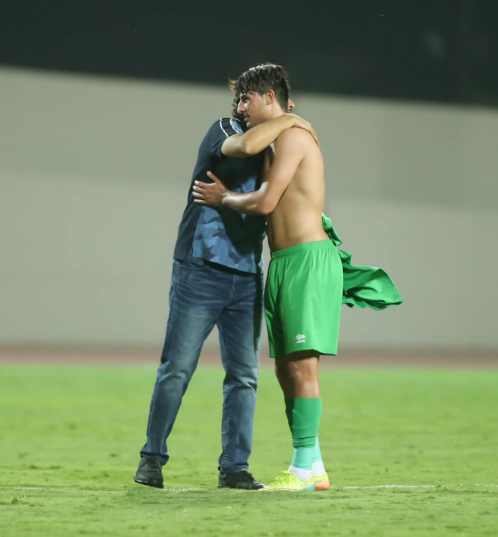 ميمي يهدي قميصه الى مدرب المنتخب النيبالي