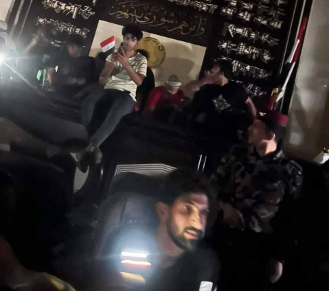 الالاف من المتظاهرين  يقتحمون  جدار المنطقة الخضرا