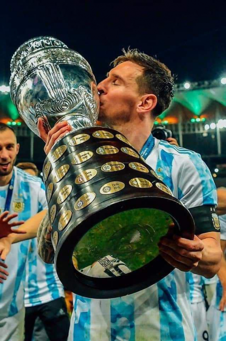بعد 28 عاما ... الأرجنتين بقيادة ميسي تتوج بكأس / 