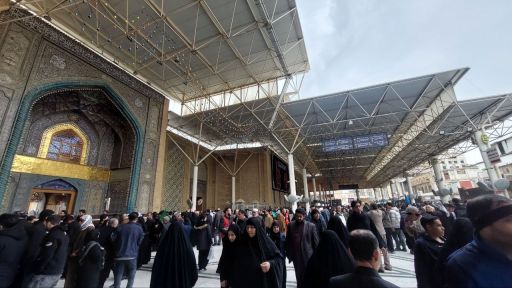 توافد الالاف من الزائرين الى مرقد الامام علي (ع ) 