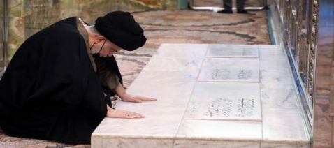 الصدر يزور مرقد المرجع الشهيد محمد الصدر ونجليه