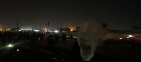 القوات الامنية في البصرة تفرق المتظاهرين بالغاز ال