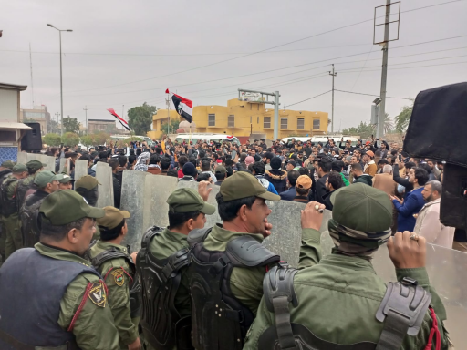 العشرات من المحاضرين والإداريين يغلقون بوابة مديري