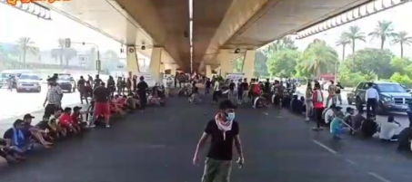 خريجو المعاهد التقنية في ذي قار يقطعون شارع بغداد-