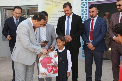 توزع القرطاسية والملابس على أبناء الشهداء والفقراء