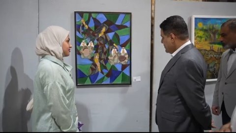 الفريجي يفتتح معرض الشباب التشكيلي: مواهب بصرية تر