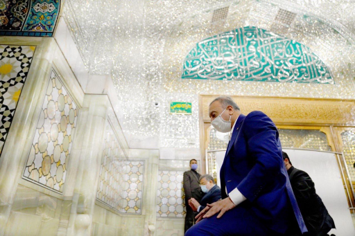 الكاظمي يتشرف بزيارة الامام الرضا (ع)