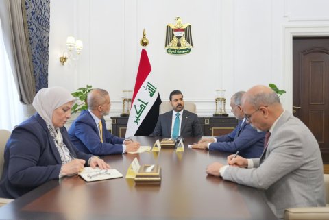 رئيس الوزراء يوجه بتثبيت جميع العقود والأجراء على الملاك الدائم