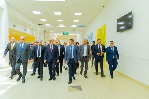 وزير النفط يزور مستشفى أطفال البصرة ويشارك مرضى السرطان فرحة العيد