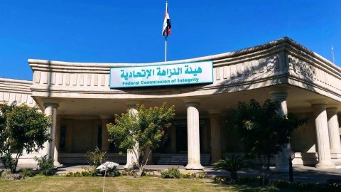 النزاهـة: ضبـط (٨) متهــمين بتعقــيب المعـاملات دون صفة قانونية في المثنى