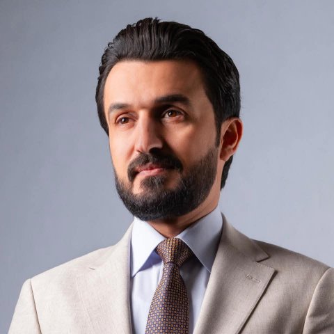 أعلن وزير الاتصالات مصطفى سند، اليوم الثلاثاء، تفكيك شبكة تبيع سعات إنترنت تجارية لأكثر من 10 آلاف وحدة سكنية.  وقال الوزير في بيان \"بالتنسيق والتعاون المشترك مع جهاز الأمن الوطني، تم تفكيك شبكة منظمة من الشركات المتورطة في إعادة توجيه وبيع سعات الإنترنت