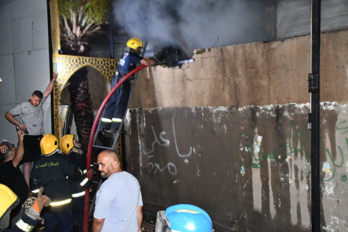 الدفاع المدني تخمد حريقاً بأكشاك سوق الأولى في مدينة الصدر ب