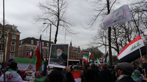 مسيرة صامتة في مدينة  لاهاي لإحياء ذكرى ضحايا مدرسة  / شجرة طيبة / الإيرانية