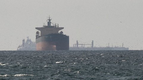 وسائل إعلام إيرانية : استهداف سفينتين حاولتا المرور عبر مضيق هرمز