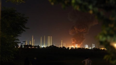 حريق بمطار الإمام الخميني وانفجار بمجمع للبتروكيماويات في ايران
