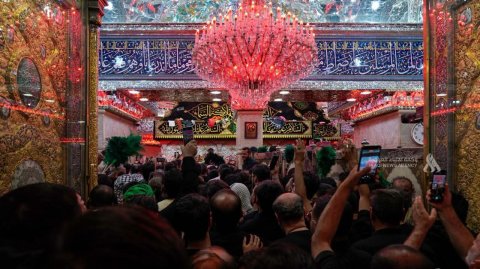 بالصور …جموع الزائرين يحتشدون في مرقد الإمام الحسين (عليه السلام) لإحياء زيارة الأربعين