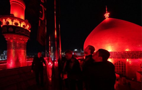 رفع راية الحزن والعزاء  في الصحن الحجري الشريف إحياءً لشهر المحرم الحرام