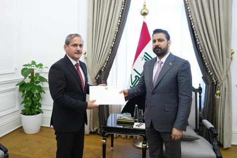 رئيس الوزراء يكشف عن ذمته المالية ويسلمها إلى رئيس هيئة النزاهة
