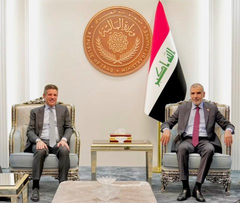 وزير المالية يبحث مع القائم بالأعمال الأمريكي تسريع مشاريع الشركات الأمريكية في قطاعي النفط والطاقة