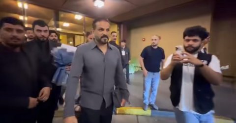 الفنان حسام الرسام يصل الى البصرة 