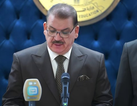 أعلن وزير التربية عبد الكريم عبطان الجبوري، اليوم، نتائج الامتحانات العامة للدراسة الإعدادية بفرعيها العلمي والأدبي للدور الأول للعام الدراسي (2025-2026)، مؤكداً أن إعلان النتائج يمثل حصيلة عام دراسي حافل بالعطاء والانضباط، أثمر نجاحاً تحقق بتكاتف جهود ال