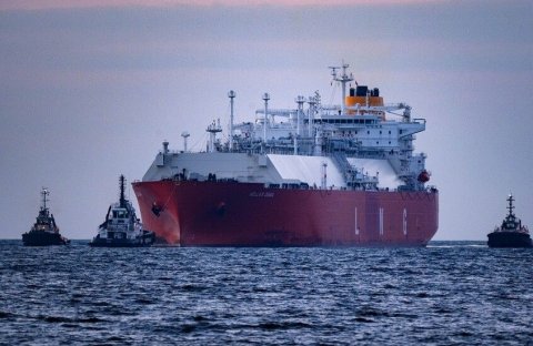 ناقلة نفط إيرانية عملاقة خاضعة للعقوبات تعبر مضيق هرمز