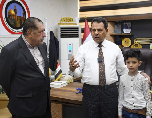 تربية النجف تكرم تلميذاً موهوباً حصد جوائز عديدة في الحساب ا