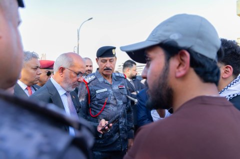 وزير النفط يلتقي المتظاهرين من خريجي المعاهد النفطية ويؤكد متابعة مطالبهم
