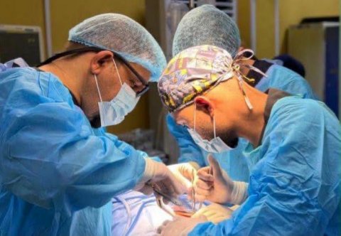 انقاذ حياة شاب ثلاثيني بمستشفى الزبير العام اثر سقوطه من مرتفع شاهق تسبب بكسر في الجمجمة