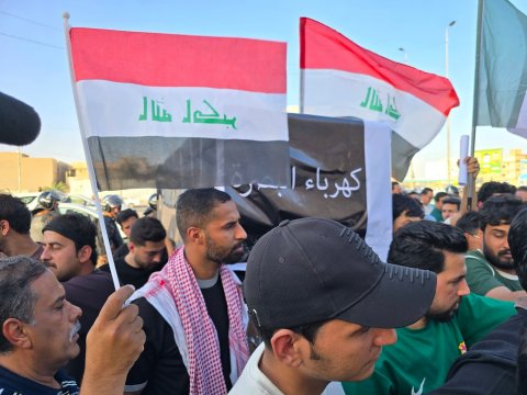 متظاهرون في البصرة يطالبون بتحسين الكهرباء واستثنائها من البرمجة الصيفية