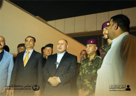 رئيس مجلس محافظة البصرة يتابع ميدانياً إجراءات دخول شاحنات المواد الغذائية عبر منفذ الشلامجة