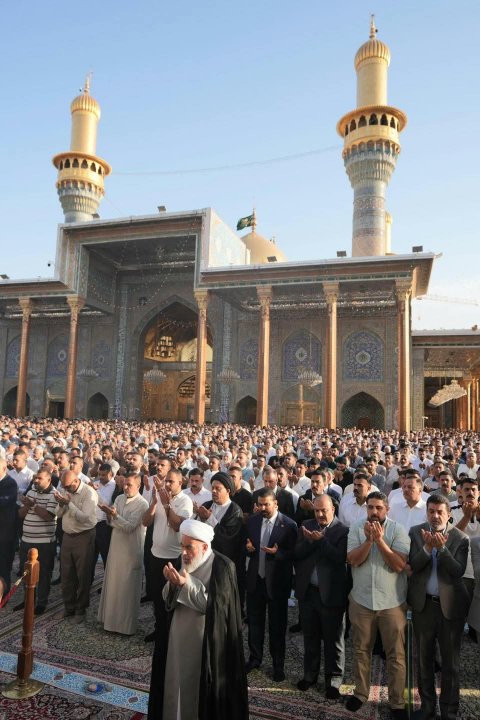 الزيدي يؤدي صلاة العيد في الصحن الكاظمي الشريف