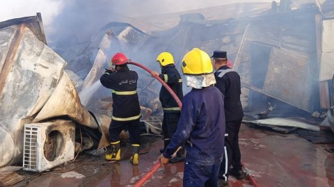 اخماد حريق اندلع في شركة لصناعة البوردات الكهربائية شمالي بغداد