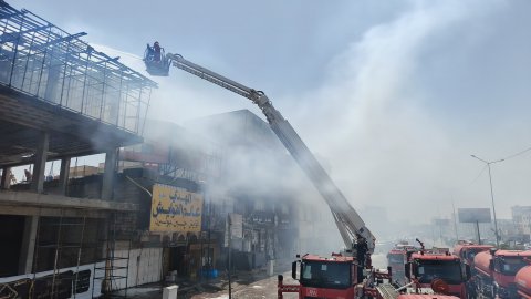 اخماد حريق اندلع داخل عمارة تجارية قيد الانشاء في البصرة