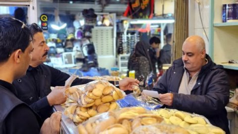 شرطة البصرة  تنفذ حملة توعوية في أسواق المحافظة للحد من انتشار الشائعات وتعزيز الوعي الأمني لدى المواطنين