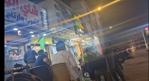 امام أنظار المسؤولين ..كراسي في الشارع ومضايقة المواطنين في منطقة المعقل