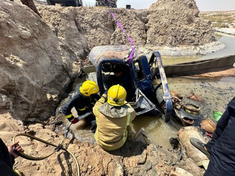 الدفاع المدني بالبصرة  ينقذ سائقا احتجز داخل مركبته إثر حادث سير على طريق الشلامجة