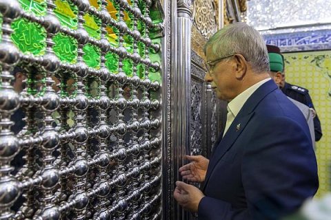 أحمد داود أوغلو  يؤدي مراسم زيارة مرقد الإمام  العباس (عليه السلام)