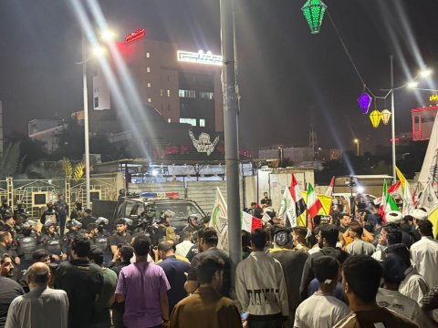 وقفة احتجاجية امام القنصلية الكويتية في البصرة  تنديدا للقصف الامريكي الصهيوني على الاراضي العراقية