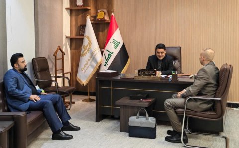 رئيس اللجنة الأمنية بالبصرة يلتقي ضابطا عراقيا تخرّج بامتياز من كلية القيادة والأركان الصينية
