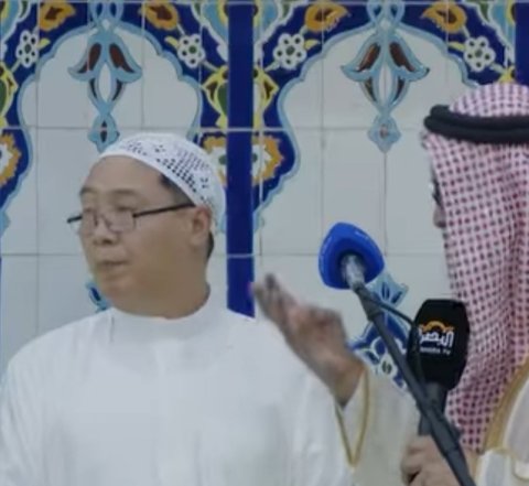 وسط تكبيرات المصلين.. جامع البصرة الكبير يشهد إشهار إسلام مواطن صيني