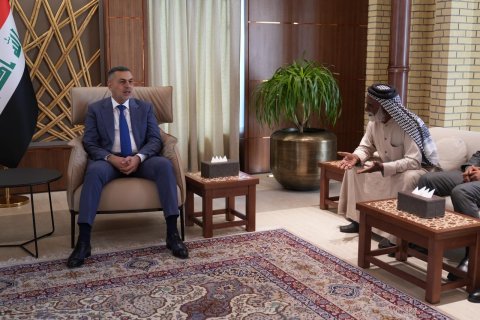 محافظ البصرة  يتعهد باستحصال الموافقات الرسمية الخاصة باعادة سلاح أحد الرعاة