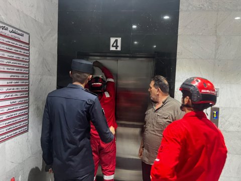 الدفاع المدني ينقذ مراجعين عالقين داخل مصعد في المستشفى الكويتي بالبصرة